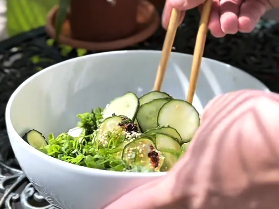 Salata de castraveți, amestecată cu bețișoarele